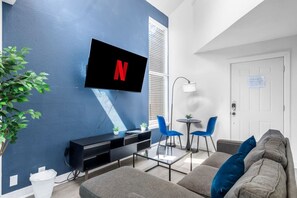 Smart TV - 5 Min to Love Field | Gated+Guard | 2BR | Parking (Dallas)