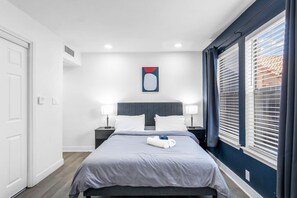 Desk, iron/ironing board, free WiFi, bed sheets - 5 Min to Love Field | Gated+Guard | 2BR | Parking (Dallas)
