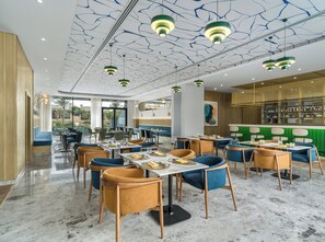 Se ofrece un desayuno bufé todos los días (por un coste adicional)