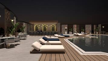 Una piscina al aire libre