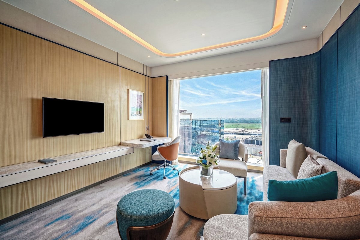 Suite, 1 Bedroom (Airport View)