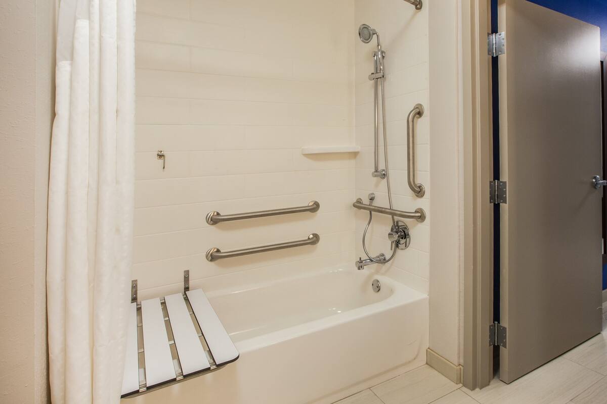 واي فاي مجانًا وملاءات أسرّة