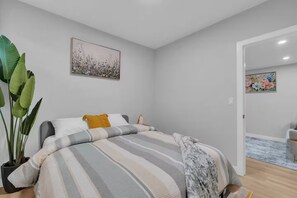 2 bedrooms, iron/ironing board, internet