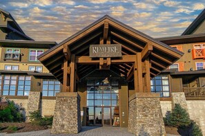 Exterior - RL 412: Moonlit Escape Studio – Hot Tub, Village Walks & Stunning Mountain Views (Snowshoe)