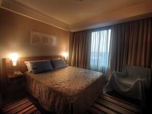 Studio – comfort, byutsikt | Safe på rommet, skrivebord og skrivebord for bærbar PC