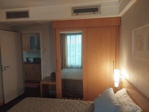 Caja de seguridad en la habitación y escritorio 