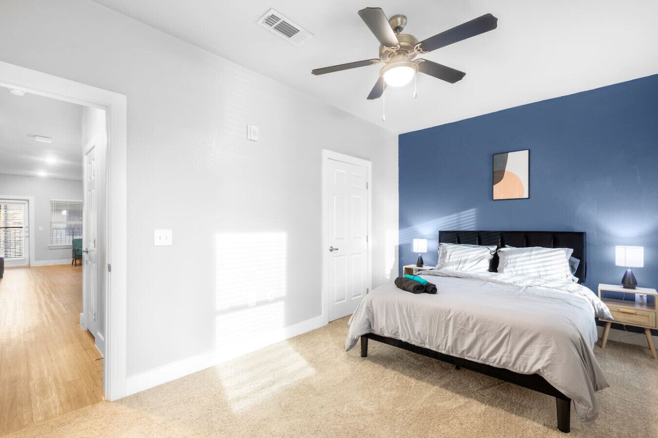 Escritorio, tabla de planchar con plancha, wifi y ropa de cama 