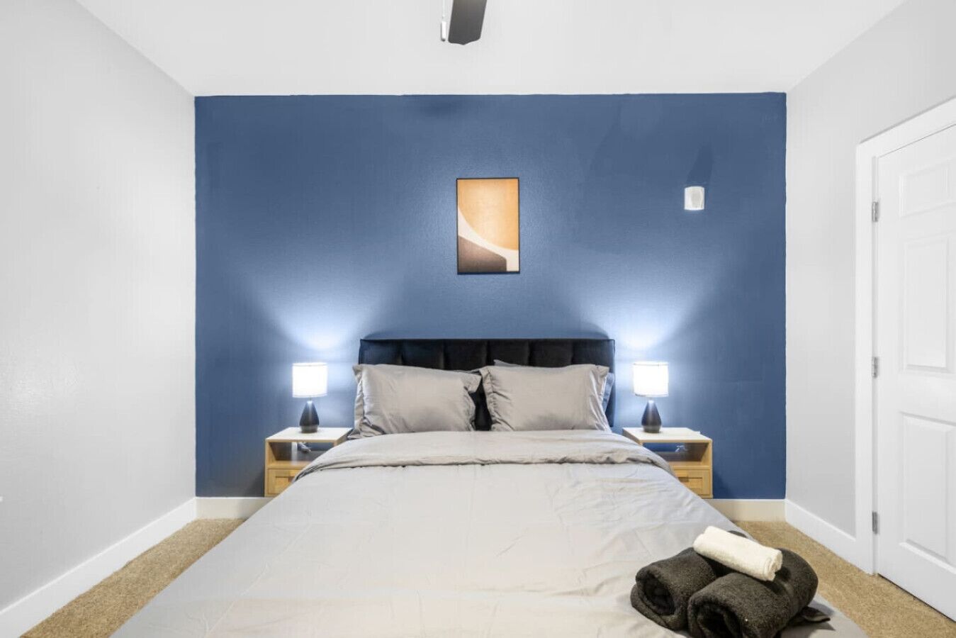 2 bedrooms, desk, iron/ironing board, WiFi