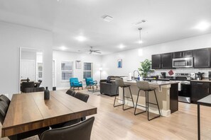 Refrigerador, microondas, horno y lavavajillas 