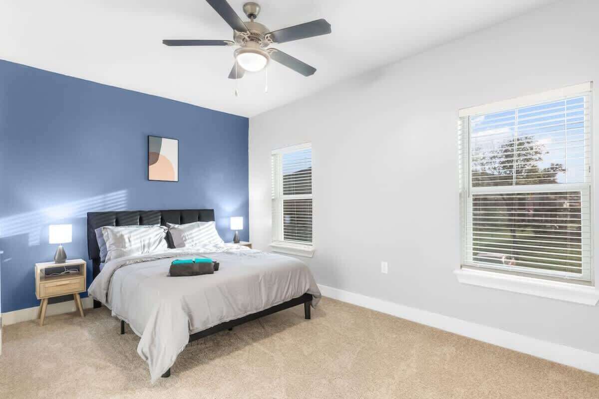 Skrivebord, strykejern/-brett, wi-fi og sengetøy