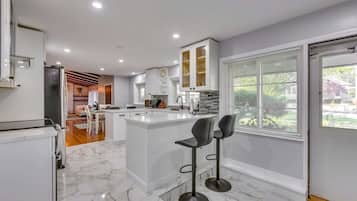 Een koffiezetapparaat/waterkoker, kookgerei, borden en bestek