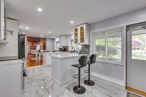 Coffee/tea maker, cookware/dishes/utensils