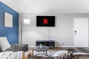 Smart TV - 3 Min Walk to AT&T | 2BR | Parking + Pets + Gym (Arlington)