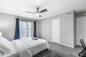Escritorio, tabla de planchar con plancha, wifi gratis y ropa de cama 