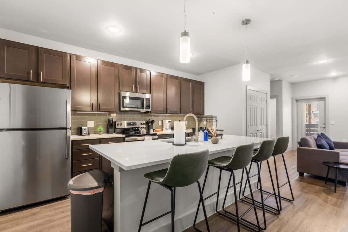 Réfrigérateur, four à micro-ondes, un four, lave-vaisselle