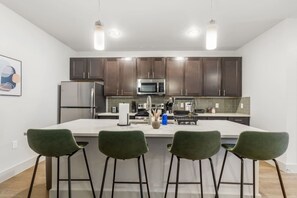 Fridge, microwave, oven, stovetop - Grand Prairie 1BR | IKEA, Epic Waters, Bass Pro (Grand Prairie)