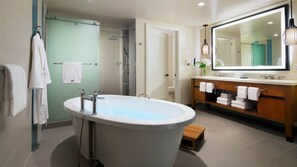 Chuveiro, secador de cabelo, toalhas de banho 