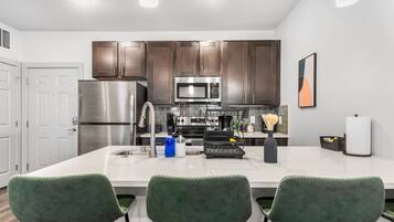 冷蔵庫、電子レンジ、オーブン、食器洗い機