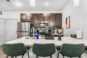 Refrigerador, microondas, horno y lavavajillas 