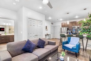 TV, offices - Modern 1BR – Epic Waters, AT&T, Gym & Shopping (Grand Prairie)