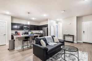 TV - Modern 1BR – Epic Waters, AT&T, Gym & Shopping (Grand Prairie)