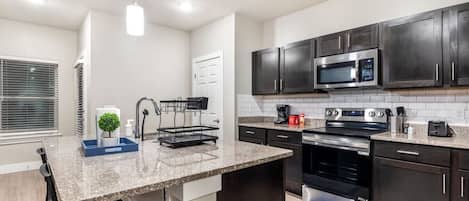 Een koelkast, een microgolfoven, een oven, een vaatwasser