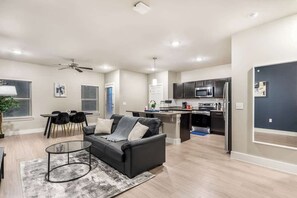 TV - Modern 1BR – Epic Waters, AT&T, Gym & Shopping (Grand Prairie)