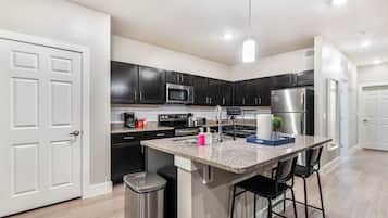 冷蔵庫、電子レンジ、オーブン、食器洗い機