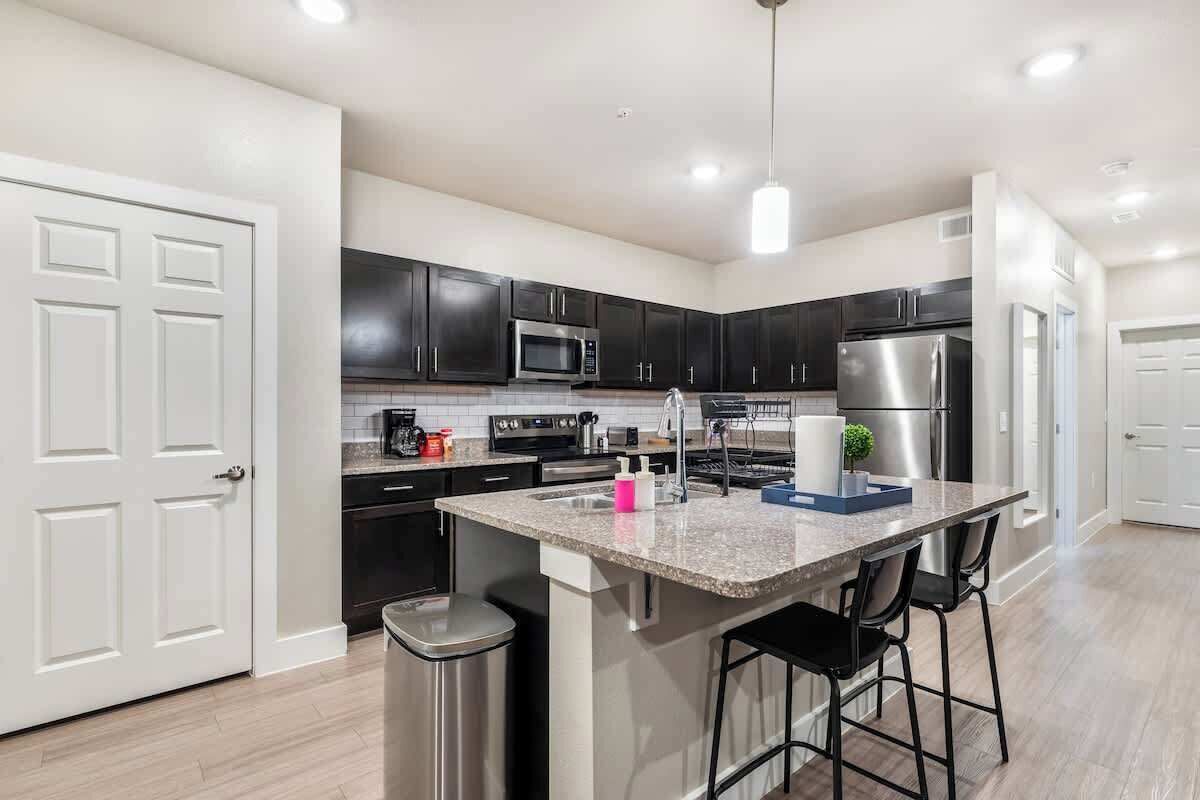 Réfrigérateur, four à micro-ondes, un four, lave-vaisselle