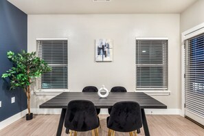 Dining - Grand Prairie 1BR | IKEA, Epic Waters, Bass Pro (Grand Prairie)