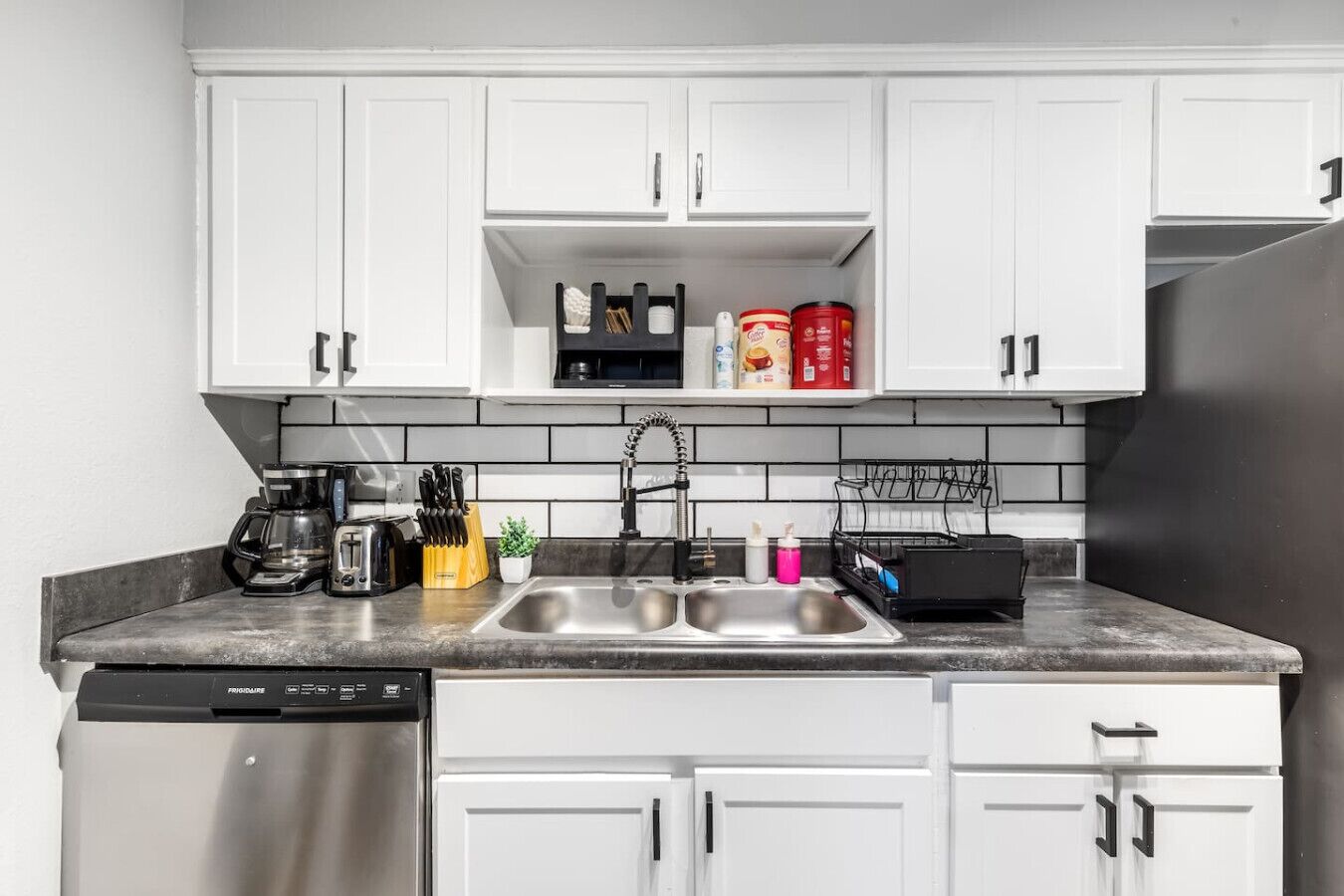 Kylskåp, mikrovågsugn, ugn och spishäll