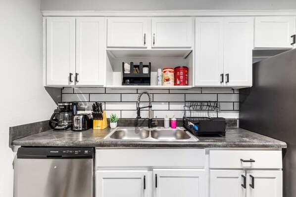 Een koelkast, een magnetron, een oven, een kookplaat