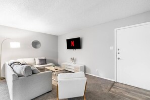 Smart TV - 3 Min Walk to AT&T | 2BR | Parking + Pets + Gym (Arlington)