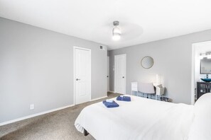 2 slaapkamers, een bureau, een strijkplank/strijkijzer, gratis wifi