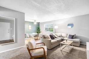 Smart TV - 3 Min Walk to AT&T | 2BR | Parking + Pets + Gym (Arlington)
