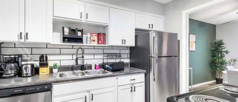 Een koelkast, een magnetron, een oven, een kookplaat