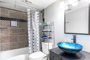 Douche, sèche-cheveux, shampoing