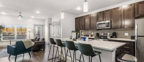 Réfrigérateur, micro-ondes, four, lave-vaisselle