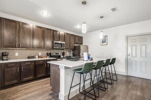 ثلاجة، ميكروويف، فرن، غسالة أطباق