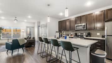 冷蔵庫、電子レンジ、オーブン、食器洗い機