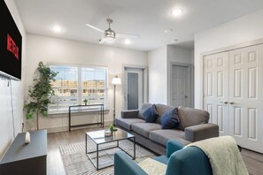 TV - Grand Prairie 1BR | IKEA, Epic Waters, Bass Pro (Grand Prairie)