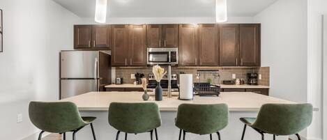 Refrigerador, microondas, horno y lavavajillas