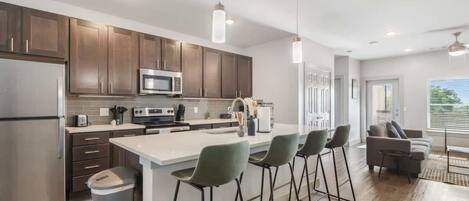 Réfrigérateur, micro-ondes, four, lave-vaisselle