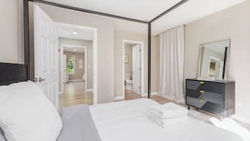 2 bedrooms, iron/ironing board, internet, bed sheets