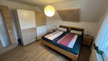 2 quartos, ferros/tábuas de passar roupa, roupa de cama