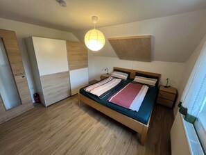 2 sovrum, strykjärn/strykbräda och sängkläder