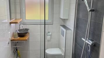 Chuveiro, secador de cabelo, toalhas de banho, sabonete