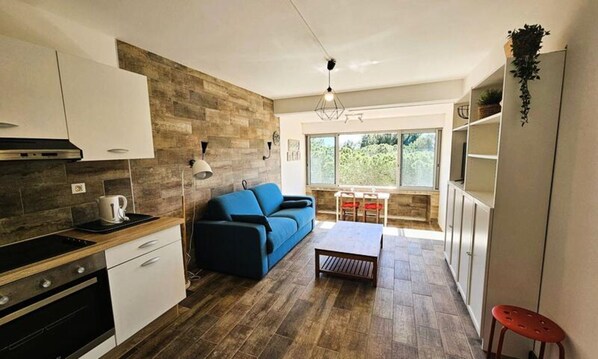 Interior - Air Conditioning, Fiber Optic Connection, in the Heart of Les Sablettes, Everything Within Walking Distance.. (La Seyne-sur-Mer)