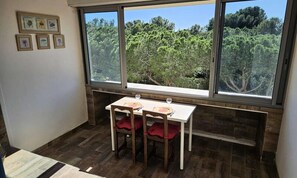 Dining - Air Conditioning, Fiber Optic Connection, in the Heart of Les Sablettes, Everything Within Walking Distance.. (La Seyne-sur-Mer)