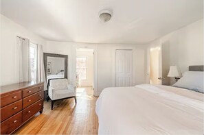 2 bedrooms, iron/ironing board, Internet, bed sheets